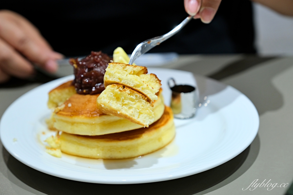 台中中區｜喫茶月滿．台中老城區和洋咖啡館，旋轉樓梯二樓就是小書店 @飛天璇的口袋