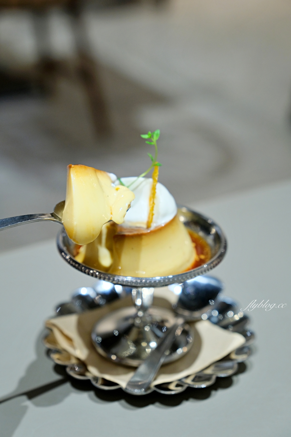 台中中區｜喫茶月滿．台中老城區和洋咖啡館，旋轉樓梯二樓就是小書店 @飛天璇的口袋