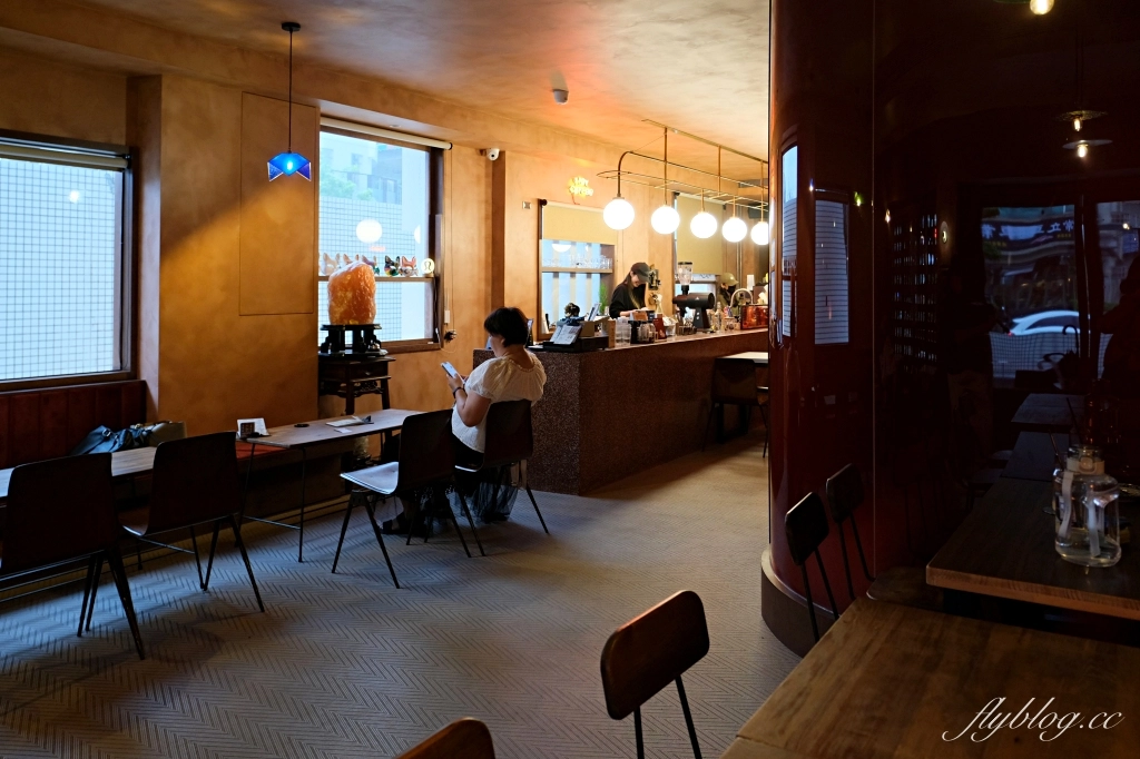 台中北區｜KroX Coffee HQ．充滿復古風情的咖啡館，週末假日營業到深夜 @飛天璇的口袋