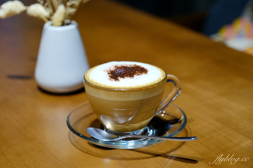 台中西區｜OZM 啢男咖啡甜點．台中超好吃肉桂捲，兩個年輕男生開的咖啡甜點店 @飛天璇的口袋