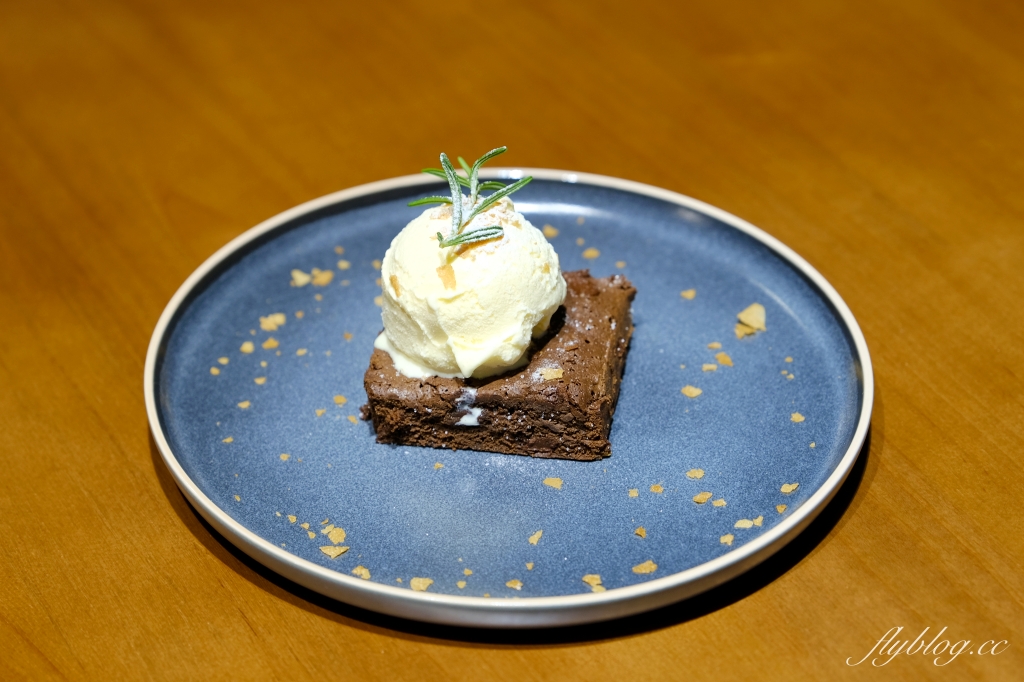 台中西區｜OZM 啢男咖啡甜點．台中超好吃肉桂捲，兩個年輕男生開的咖啡甜點店 @飛天璇的口袋