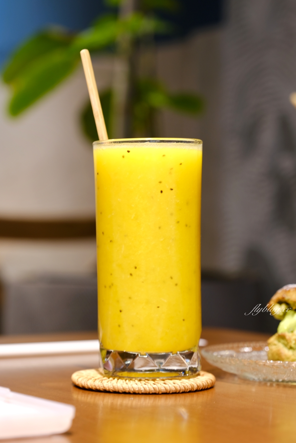 台中西區｜OZM 啢男咖啡甜點．台中超好吃肉桂捲，兩個年輕男生開的咖啡甜點店 @飛天璇的口袋