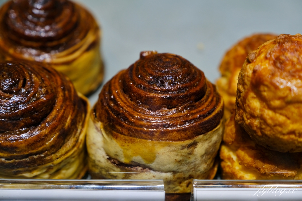 台中西區｜OZM 啢男咖啡甜點．台中超好吃肉桂捲，兩個年輕男生開的咖啡甜點店 @飛天璇的口袋