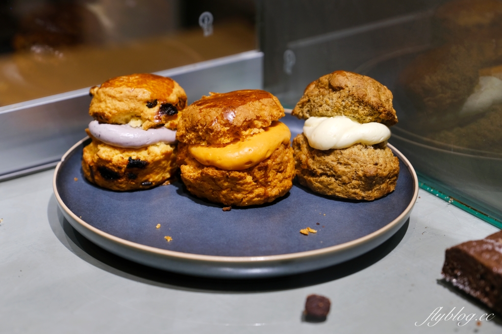 台中西區｜OZM 啢男咖啡甜點．台中超好吃肉桂捲，兩個年輕男生開的咖啡甜點店 @飛天璇的口袋