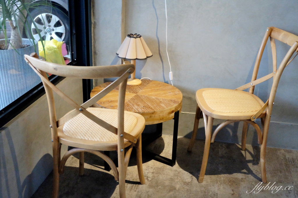 台中西區｜OZM 啢男咖啡甜點．台中超好吃肉桂捲，兩個年輕男生開的咖啡甜點店 @飛天璇的口袋