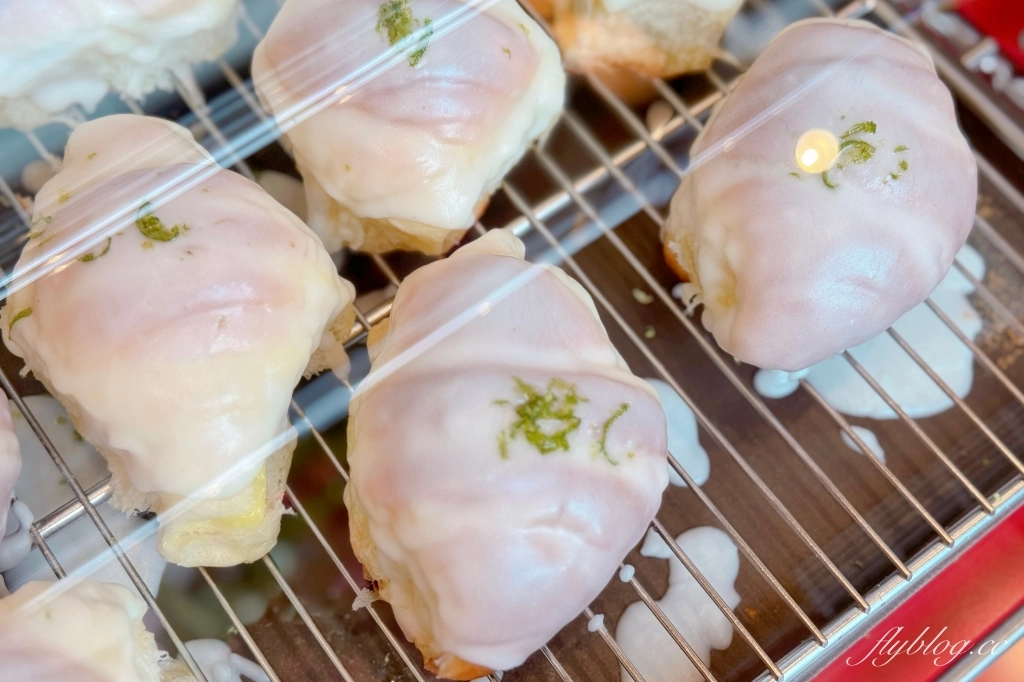 台中南屯｜蜷尾家胖 台中店．台南人氣冰品進駐UR LIVING，必買好吃的台式麵包 @飛天璇的口袋