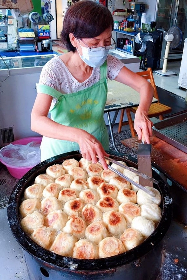 台中北屯｜江媽媽水煎包．水湳市場排隊美食，一天只營業4小時的水煎包 @飛天璇的口袋