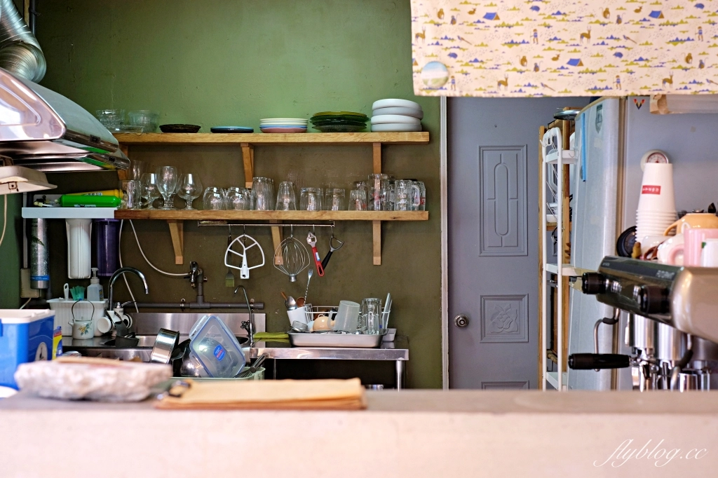 台中北區｜榮華街咖啡．台中可愛的街角咖啡館，推薦千層蛋糕好好吃 @飛天璇的口袋