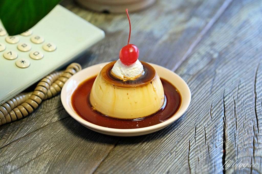 台中北區｜榮華街咖啡．台中可愛的街角咖啡館，推薦千層蛋糕好好吃 @飛天璇的口袋