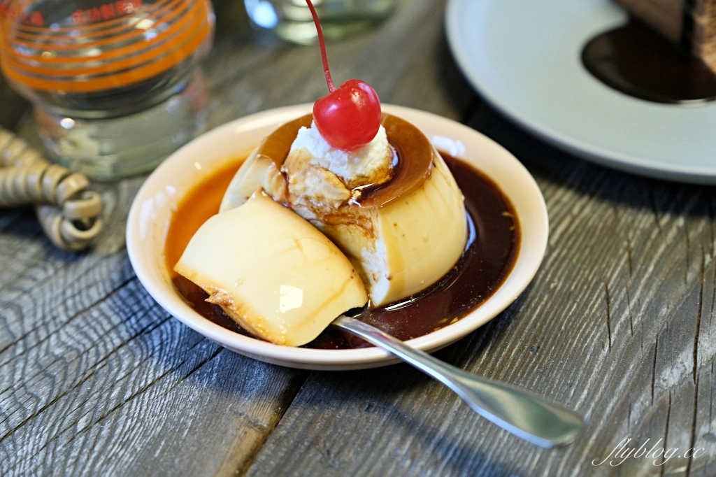 台中北區｜榮華街咖啡．台中可愛的街角咖啡館，推薦千層蛋糕好好吃 @飛天璇的口袋