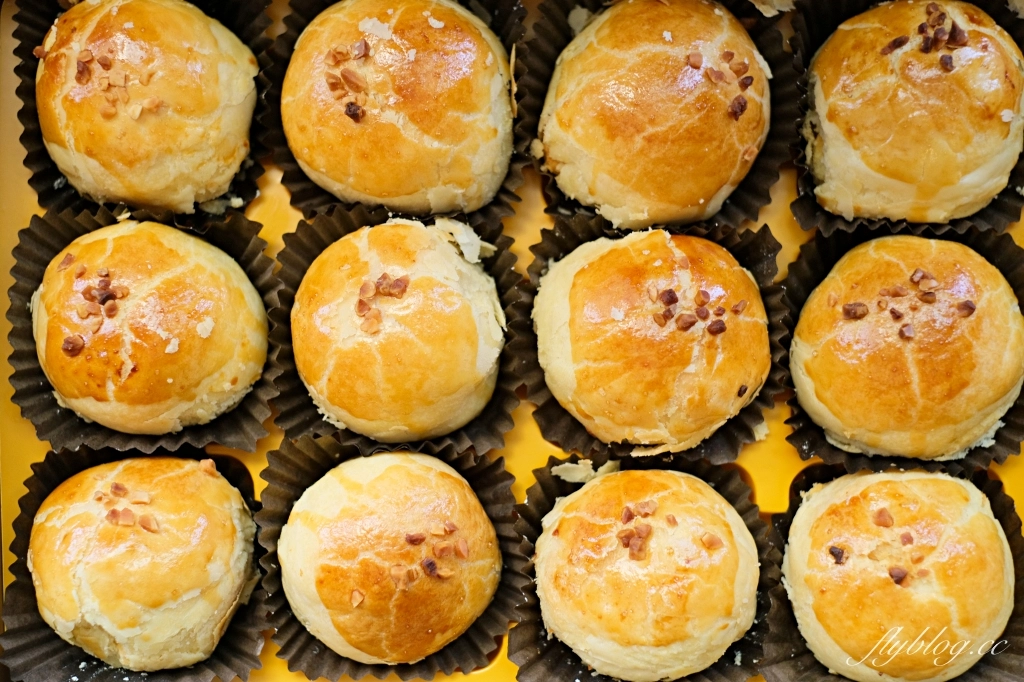 台中北屯｜一六堂餅店．巨無霸蛋黃酥在這裡，台中10大伴手禮首獎，走出藍海的金沙蛋黃酥 @飛天璇的口袋