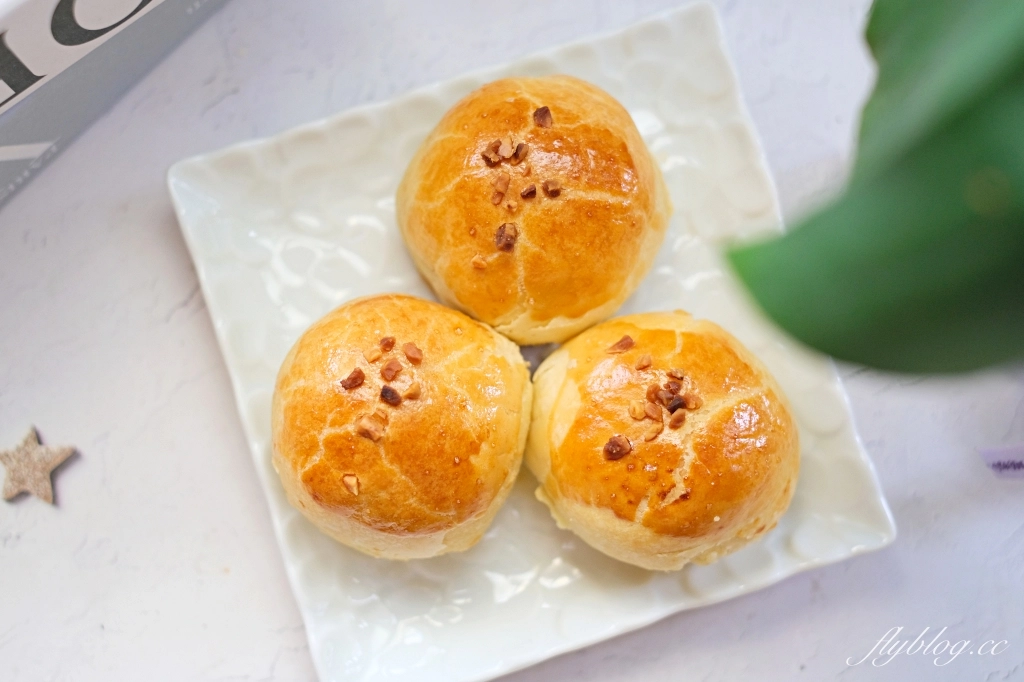 台中北屯｜一六堂餅店．巨無霸蛋黃酥在這裡，台中10大伴手禮首獎，走出藍海的金沙蛋黃酥 @飛天璇的口袋