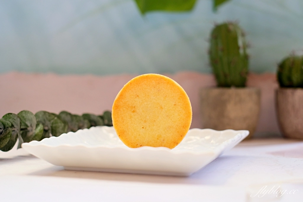 台中北屯｜一六堂餅店．巨無霸蛋黃酥在這裡，台中10大伴手禮首獎，走出藍海的金沙蛋黃酥 @飛天璇的口袋