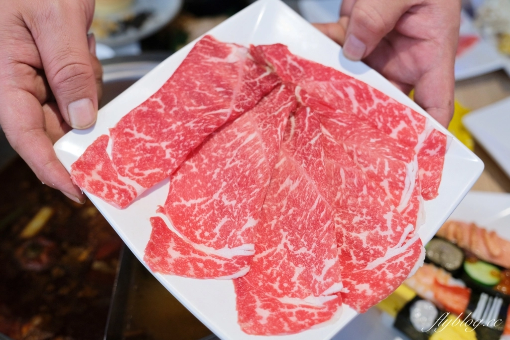 台中東區｜饗麻饗辣PLUS LALAPORT台中店．798元台中麻辣火鍋吃到飽，根本百匯餐廳的規模 @飛天璇的口袋