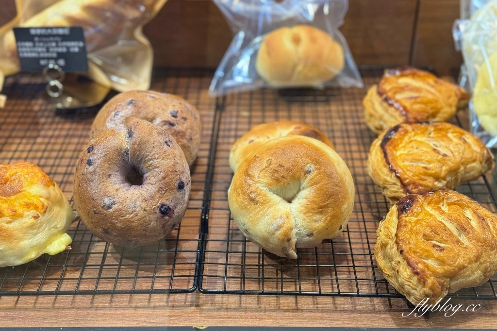 台中西區｜美玖里．台日夫妻開的麵包店，有好吃的德國結和鹽可頌 @飛天璇的口袋