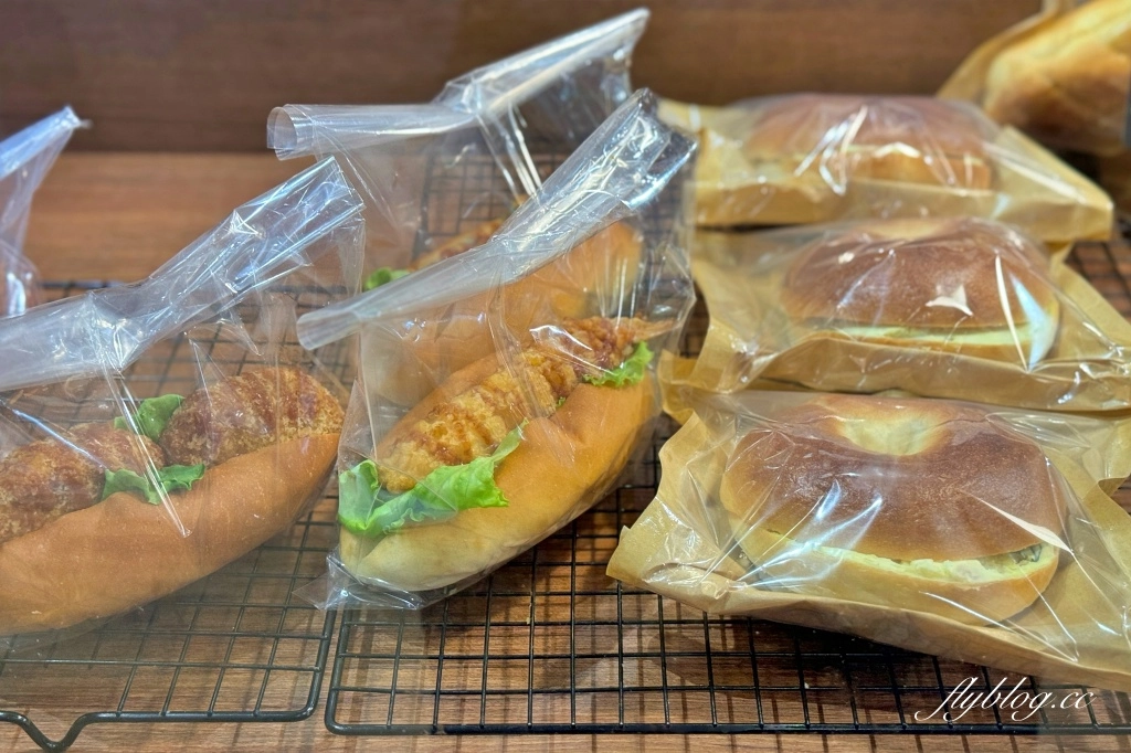 台中西區｜美玖里．台日夫妻開的麵包店，有好吃的德國結和鹽可頌 @飛天璇的口袋