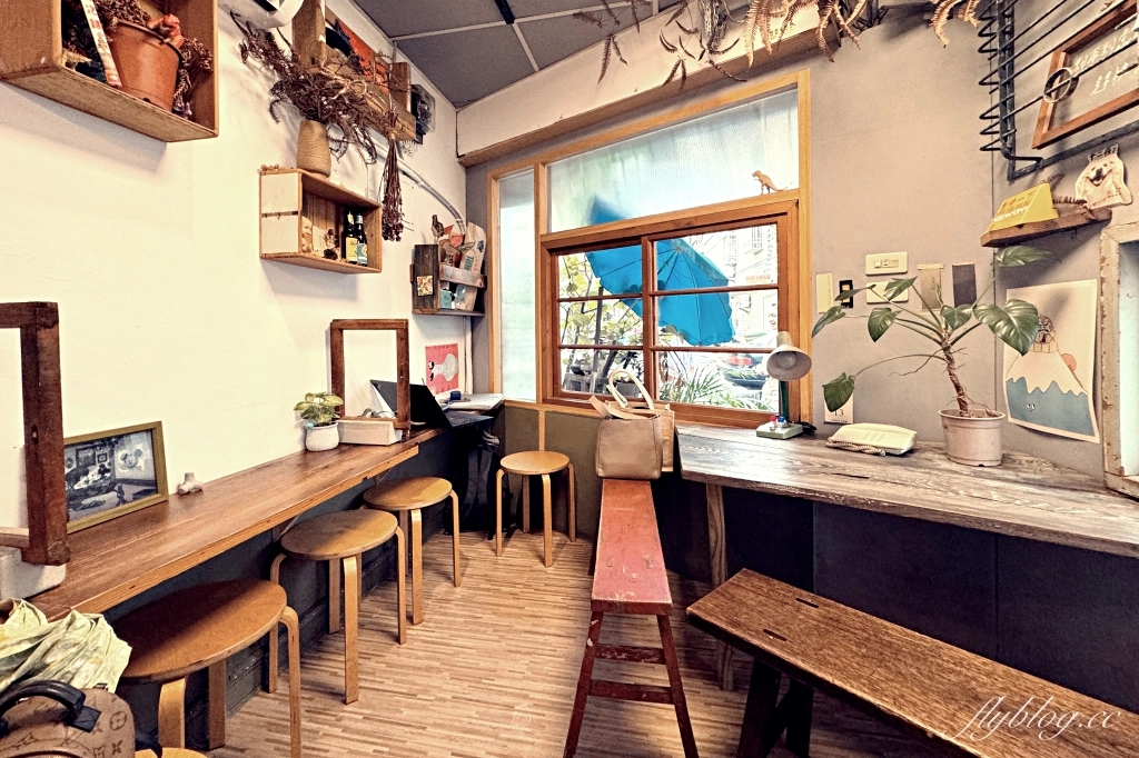 台中北區｜榮華街咖啡．台中可愛的街角咖啡館，推薦千層蛋糕好好吃 @飛天璇的口袋