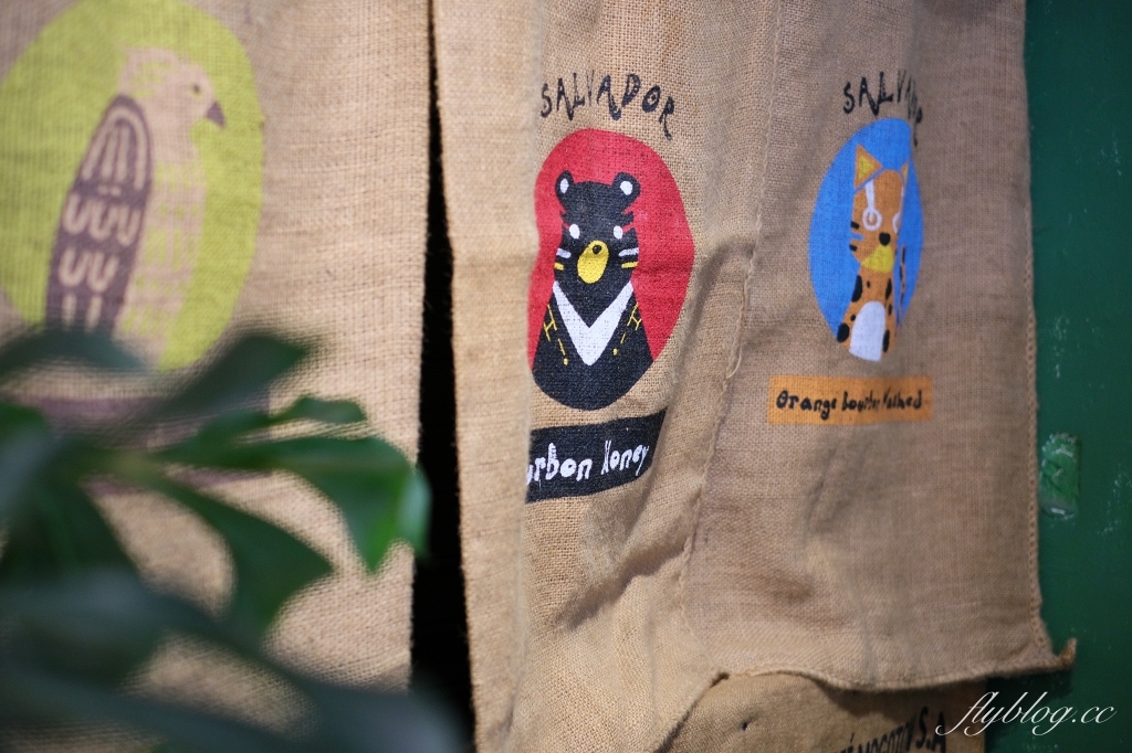 台中西區｜冰穀咖啡．由50年五金行所改建，模範市場旁的咖啡館 @飛天璇的口袋