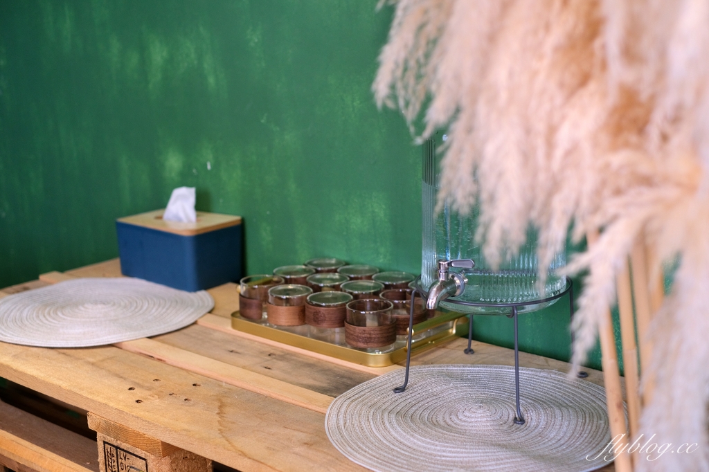 台中西區｜冰穀咖啡．由50年五金行所改建，模範市場旁的咖啡館 @飛天璇的口袋