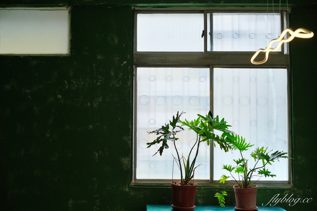 台中西區｜冰穀咖啡．由50年五金行所改建，模範市場旁的咖啡館 @飛天璇的口袋