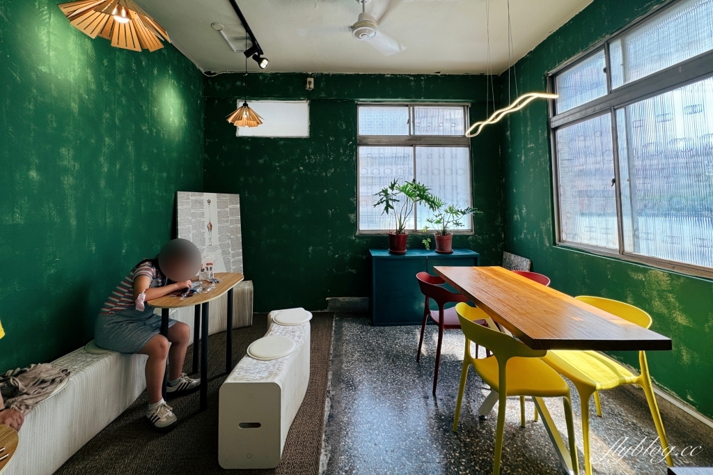 台中西區｜冰穀咖啡．由50年五金行所改建，模範市場旁的咖啡館 @飛天璇的口袋