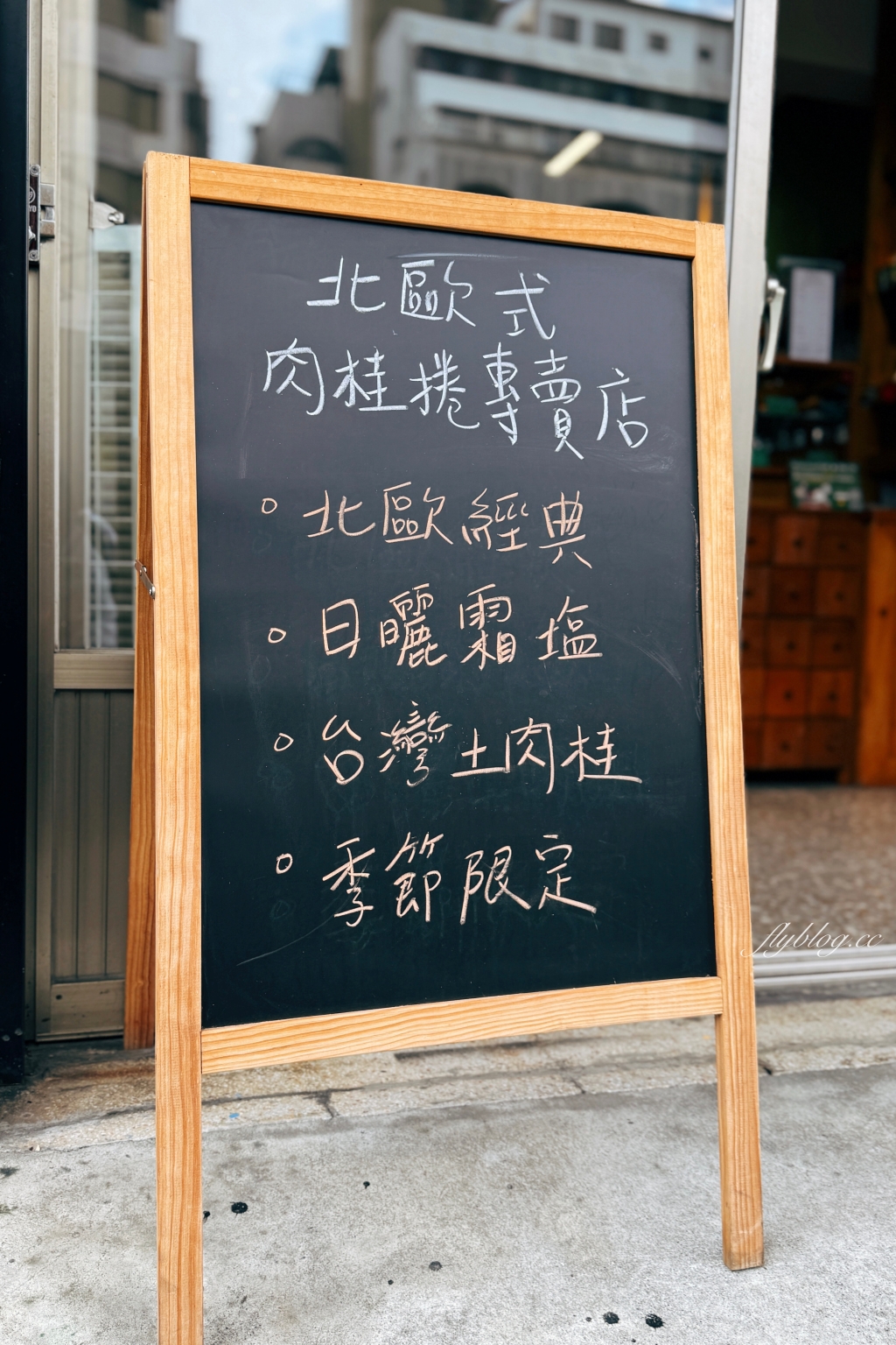 台中西區｜冰穀咖啡．由50年五金行所改建，模範市場旁的咖啡館 @飛天璇的口袋