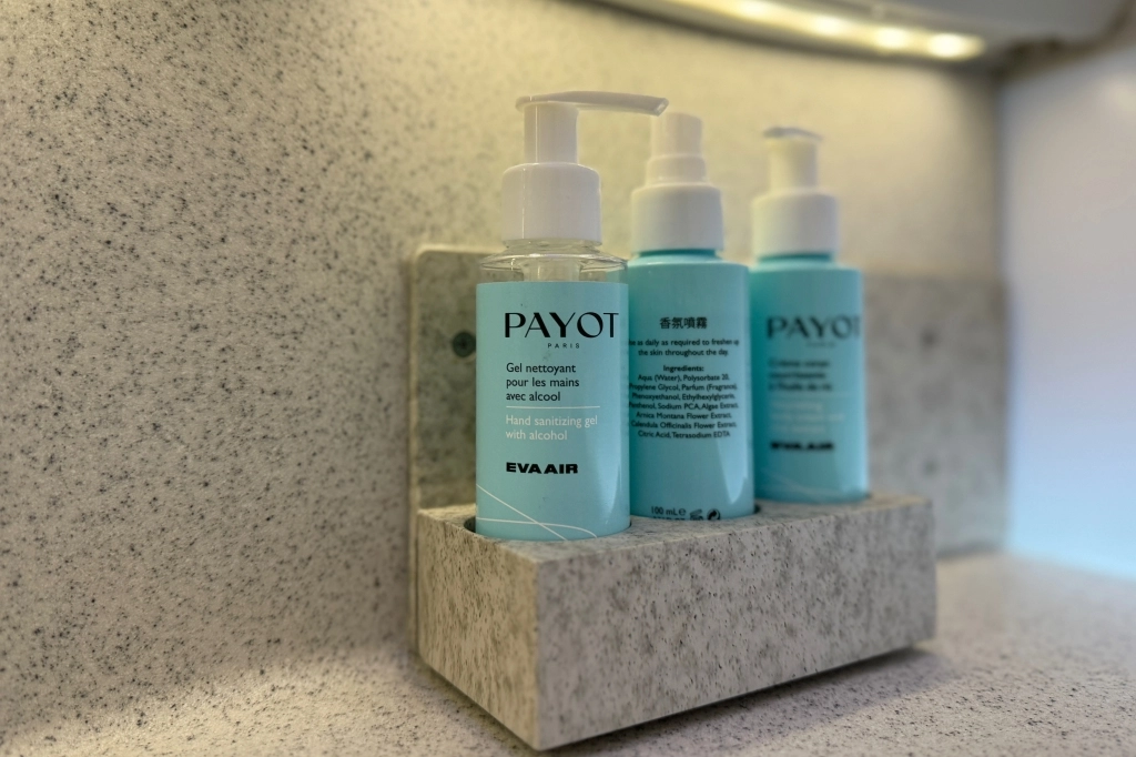 日本東京｜長榮航空BR196．台北&ndash;東京 波音787-10，機上座位及飛機餐分享 @飛天璇的口袋