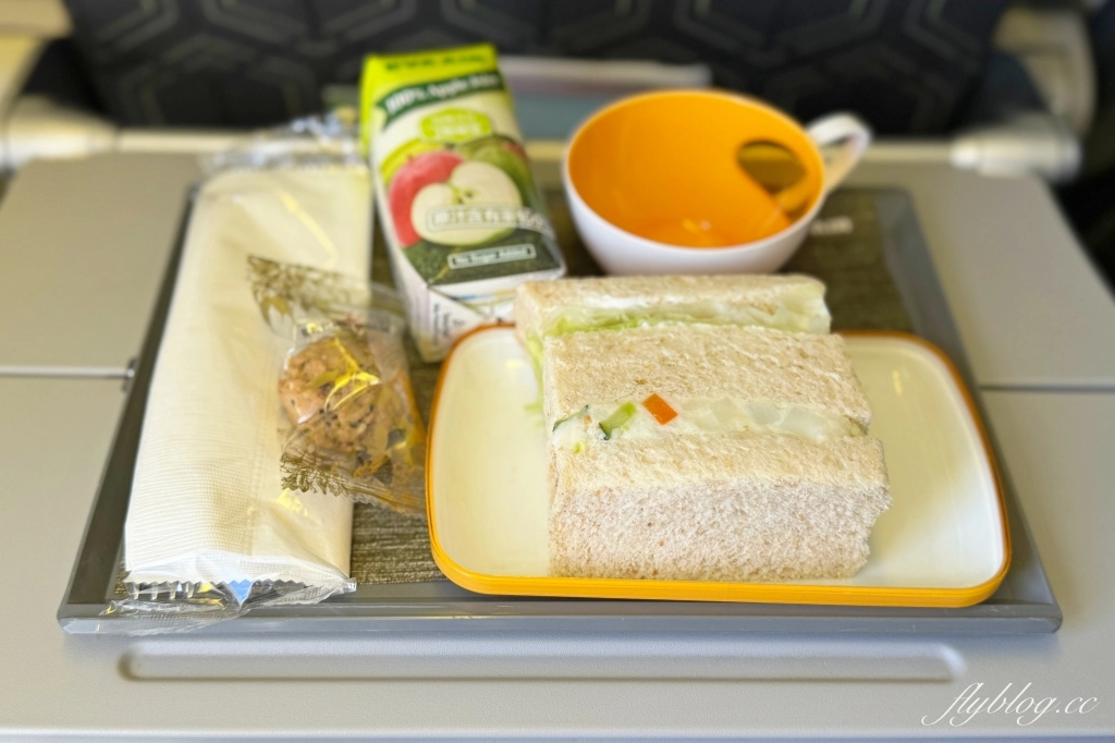 澳門旅遊｜長榮航空BR801 台北&ndash;澳門 波音777-300ER，機上座位及飛機餐分享 @飛天璇的口袋