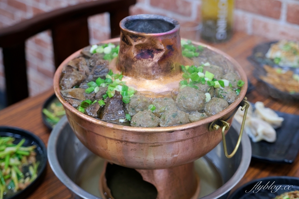 台中北屯｜鈺鳳牛羊肉火鍋．古早味碳火牛肉鍋，鄰近中興大學的隱藏版美食 @飛天璇的口袋