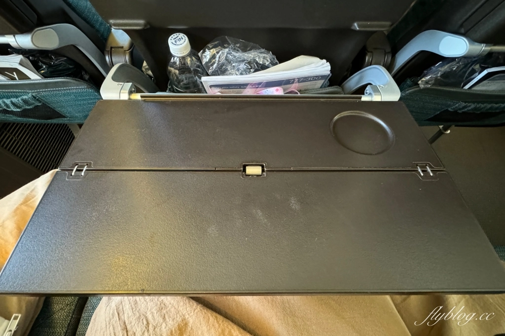 日本大阪｜國泰航空 Cathay Pacific．CX564 台北-大阪 波音777-300，經濟艙餐點分享 @飛天璇的口袋