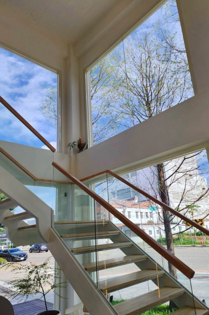 台中西屯｜Sundate cafe．七期獨棟純白落地窗建築，還有大片庭院戶外美拍 @飛天璇的口袋