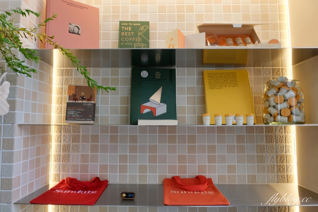 台中西屯｜Sundate cafe．七期獨棟純白落地窗建築，還有大片庭院戶外美拍 @飛天璇的口袋