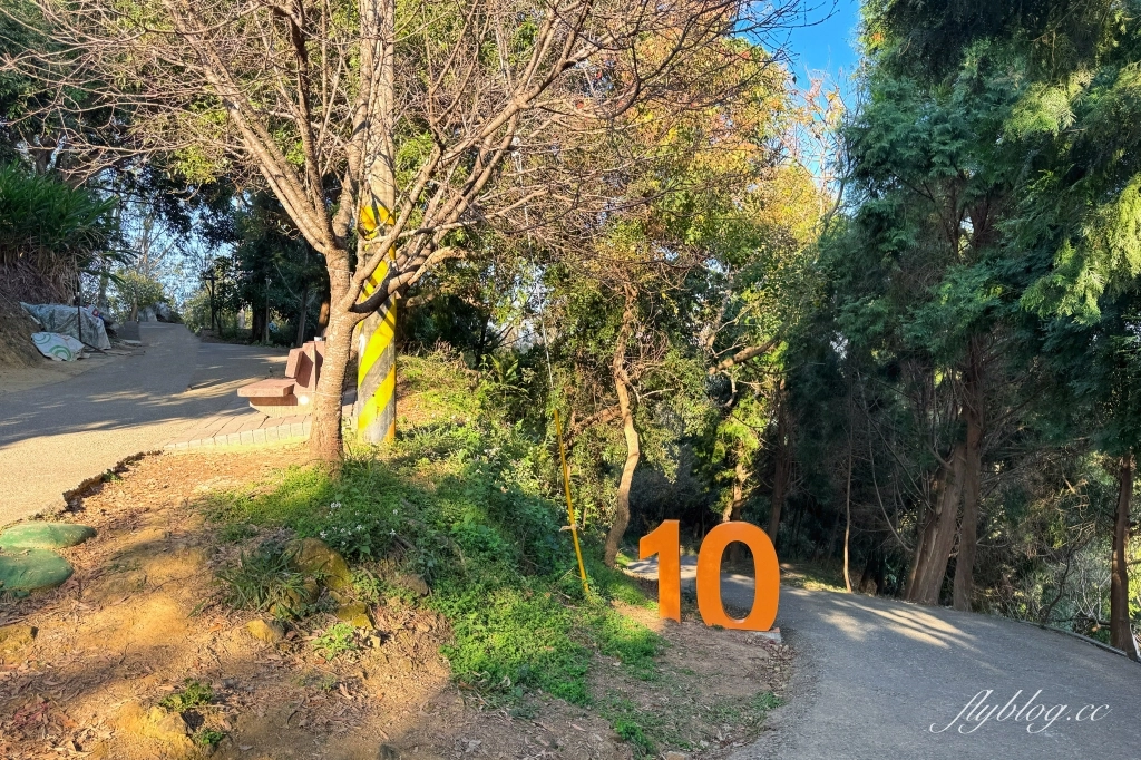 台中北屯｜大坑9號步道．觀音亭休憩平台開放了，遠眺山林綠意和台中市景 @飛天璇的口袋