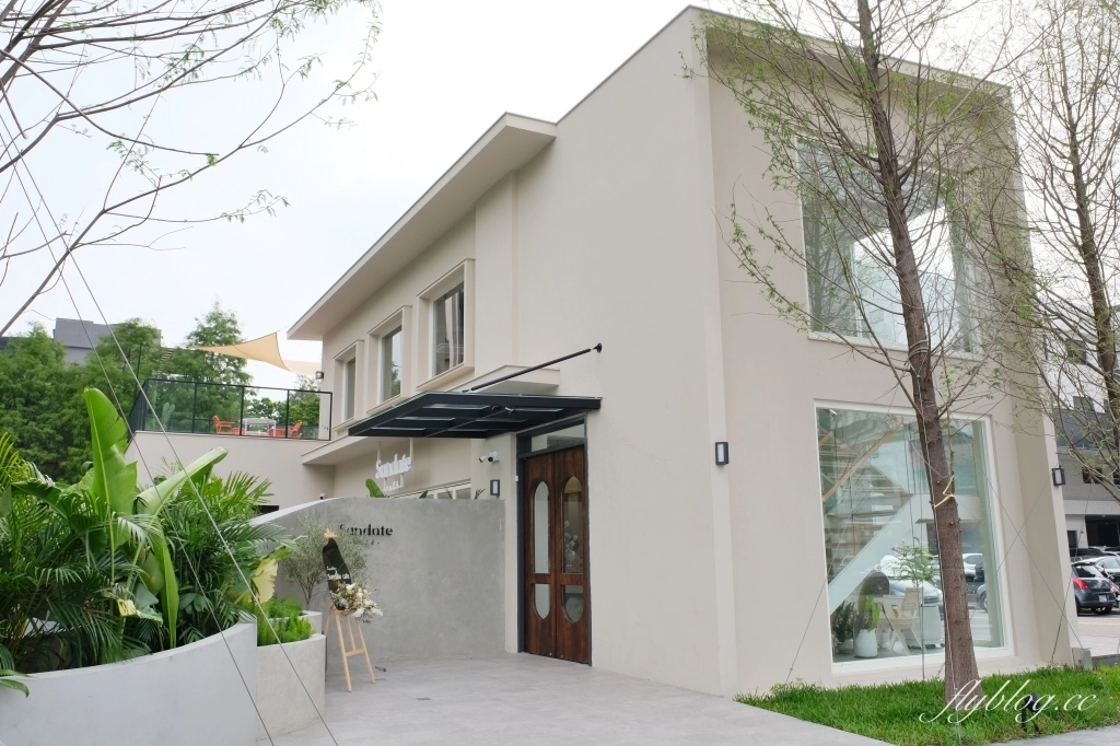 台中西屯｜Sundate cafe．七期獨棟純白落地窗建築，還有大片庭院戶外美拍 @飛天璇的口袋