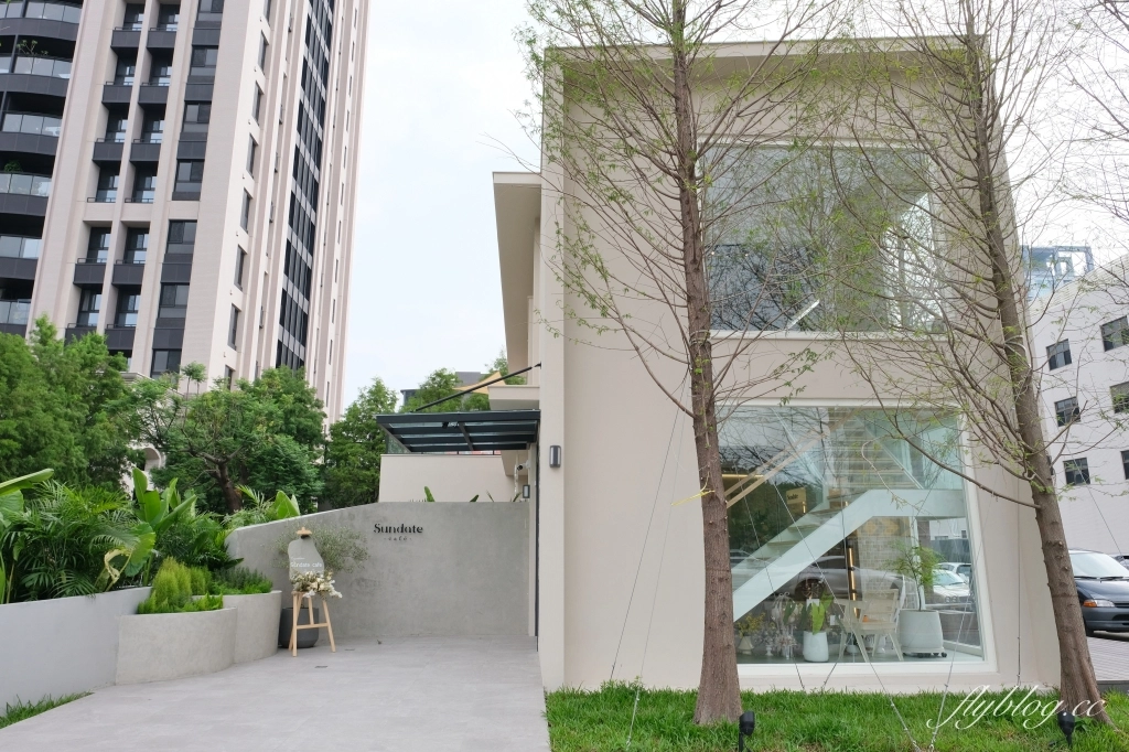 台中西屯｜Sundate cafe．七期獨棟純白落地窗建築，還有大片庭院戶外美拍 @飛天璇的口袋