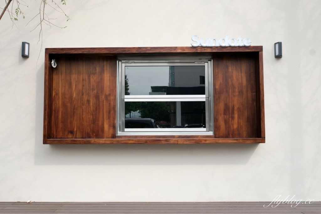 台中西屯｜Sundate cafe．七期獨棟純白落地窗建築，還有大片庭院戶外美拍 @飛天璇的口袋