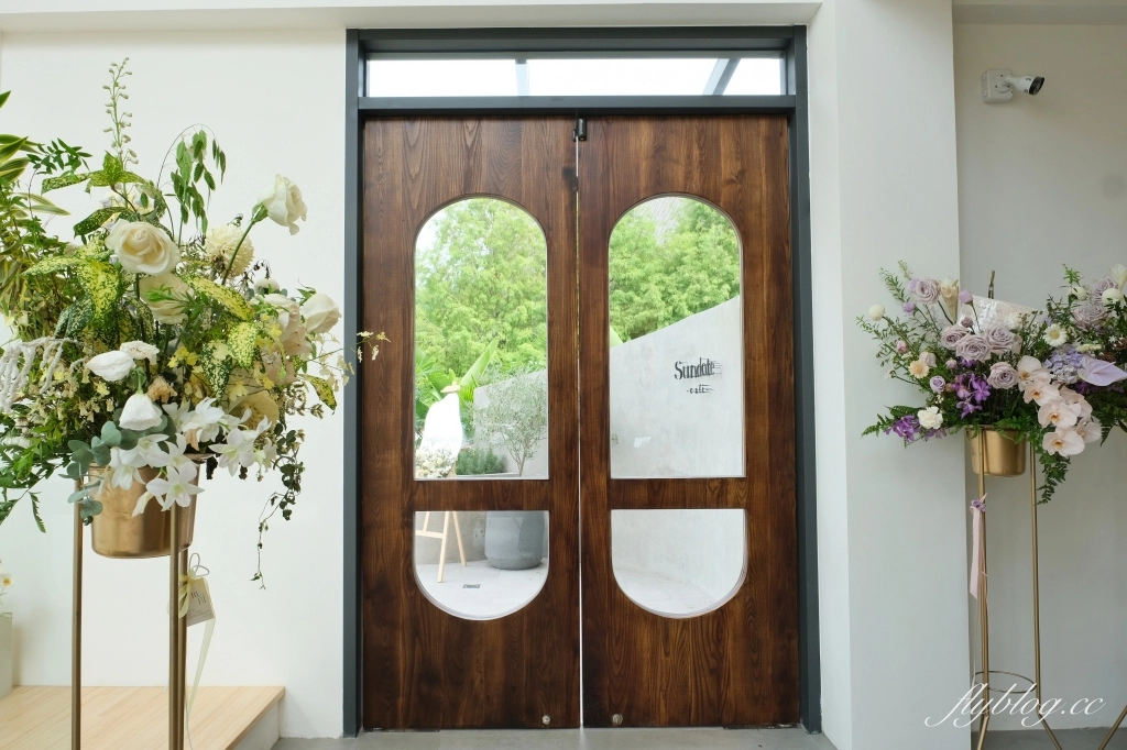 台中西屯｜Sundate cafe．七期獨棟純白落地窗建築，還有大片庭院戶外美拍 @飛天璇的口袋