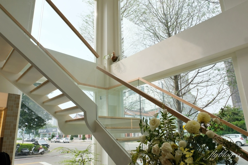 台中西屯｜Sundate cafe．七期獨棟純白落地窗建築，還有大片庭院戶外美拍 @飛天璇的口袋