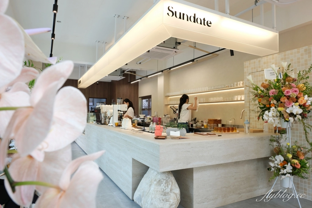 台中西屯｜Sundate cafe．七期獨棟純白落地窗建築，還有大片庭院戶外美拍 @飛天璇的口袋