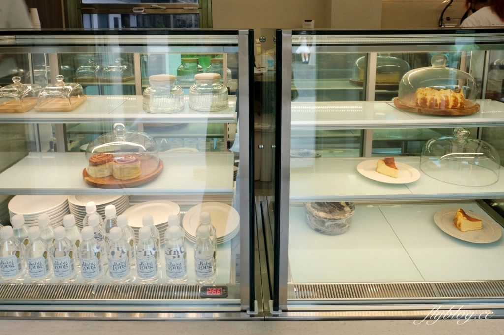 台中西屯｜Sundate cafe．七期獨棟純白落地窗建築，還有大片庭院戶外美拍 @飛天璇的口袋