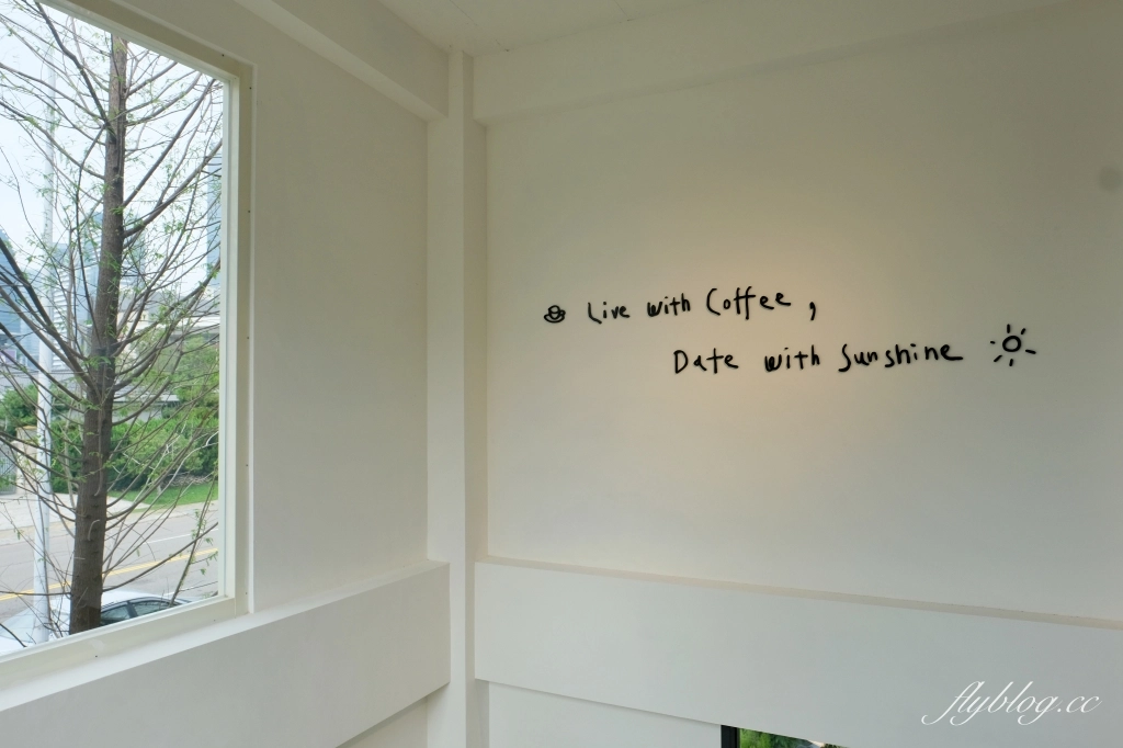 台中西屯｜Sundate cafe．七期獨棟純白落地窗建築，還有大片庭院戶外美拍 @飛天璇的口袋