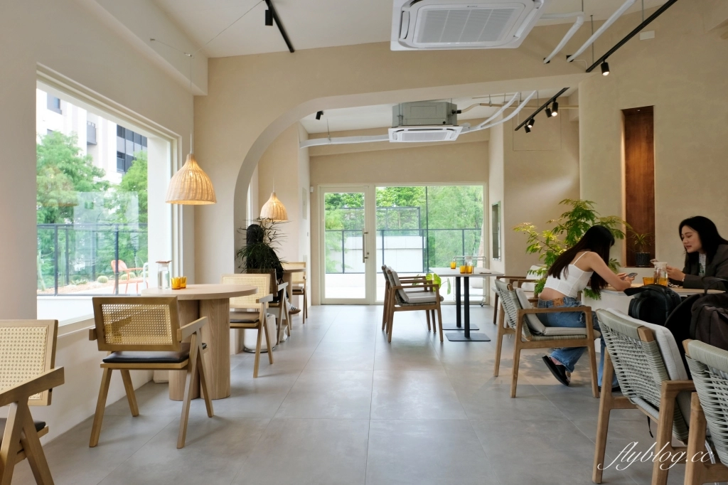 台中西屯｜Sundate cafe．七期獨棟純白落地窗建築，還有大片庭院戶外美拍 @飛天璇的口袋