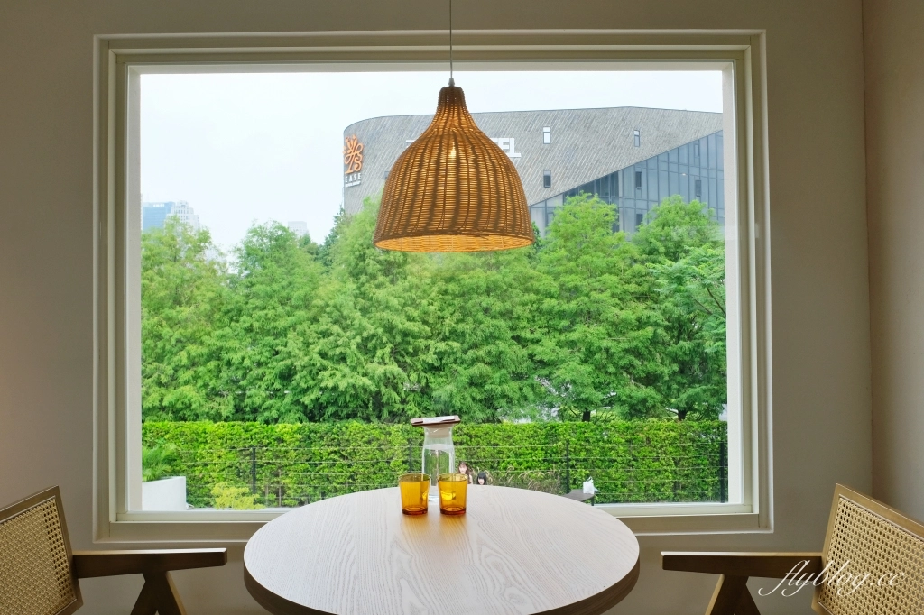 台中西屯｜Sundate cafe．七期獨棟純白落地窗建築，還有大片庭院戶外美拍 @飛天璇的口袋