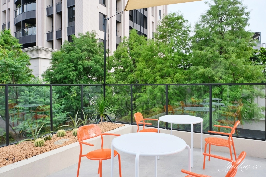 台中西屯｜Sundate cafe．七期獨棟純白落地窗建築，還有大片庭院戶外美拍 @飛天璇的口袋