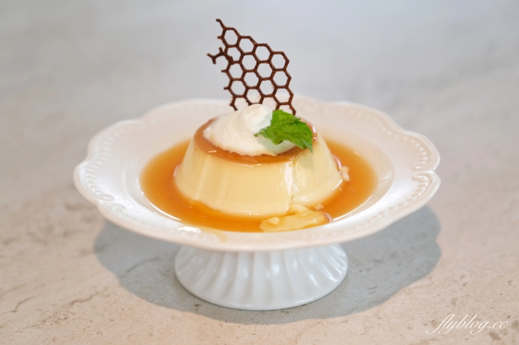 台中西屯｜Sundate cafe．七期獨棟純白落地窗建築，還有大片庭院戶外美拍 @飛天璇的口袋