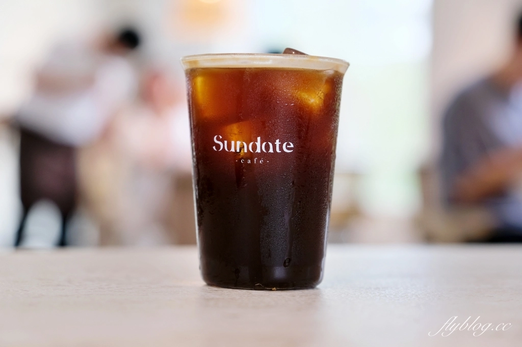 台中西屯｜Sundate cafe．七期獨棟純白落地窗建築，還有大片庭院戶外美拍 @飛天璇的口袋