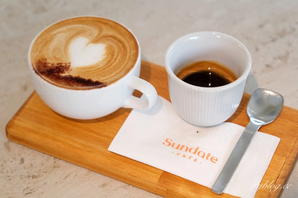 台中西屯｜Sundate cafe．七期獨棟純白落地窗建築，還有大片庭院戶外美拍 @飛天璇的口袋