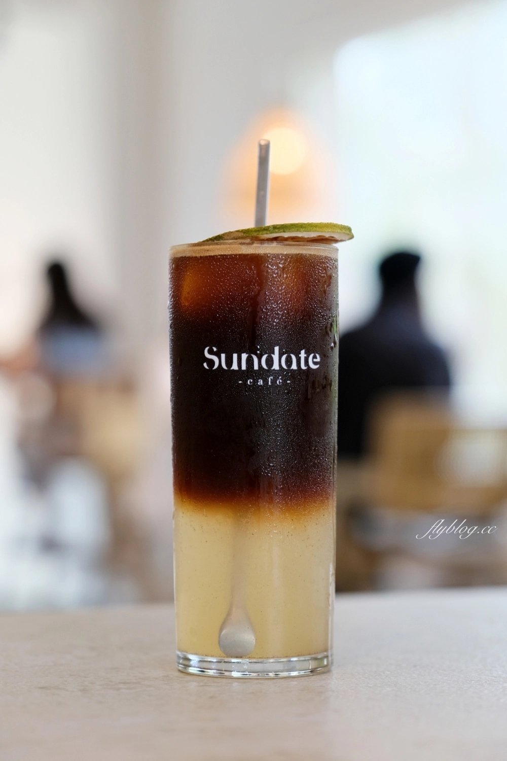 台中西屯｜Sundate cafe．七期獨棟純白落地窗建築，還有大片庭院戶外美拍 @飛天璇的口袋