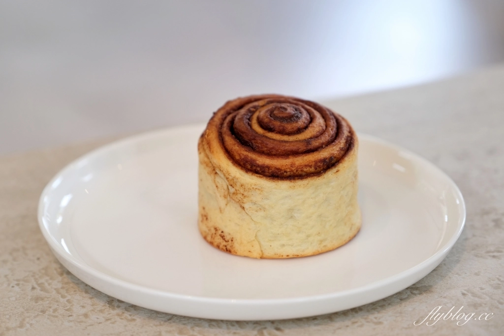 台中西屯｜Sundate cafe．七期獨棟純白落地窗建築，還有大片庭院戶外美拍 @飛天璇的口袋