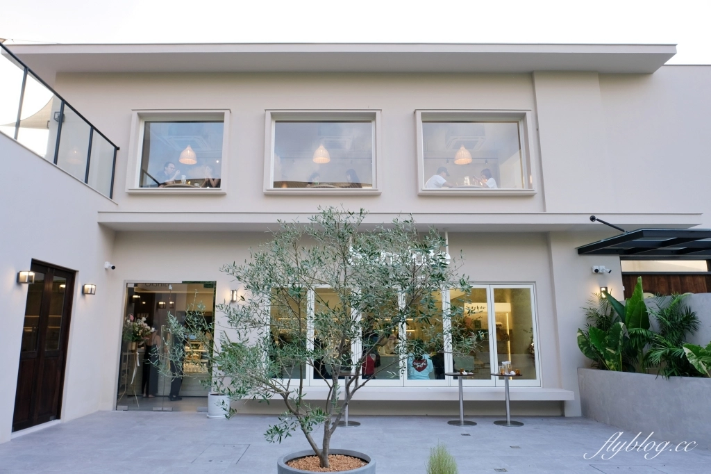 台中西屯｜Sundate cafe．七期獨棟純白落地窗建築，還有大片庭院戶外美拍 @飛天璇的口袋